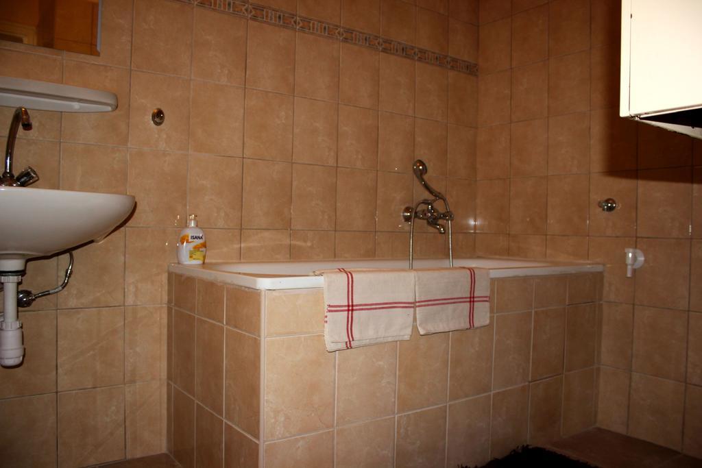 Veva Apartman - Eger Maganszallashely Exterior photo