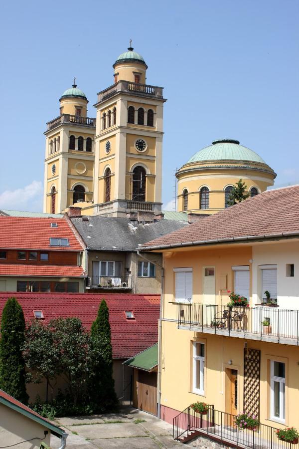 Veva Apartman - Eger Maganszallashely Exterior photo